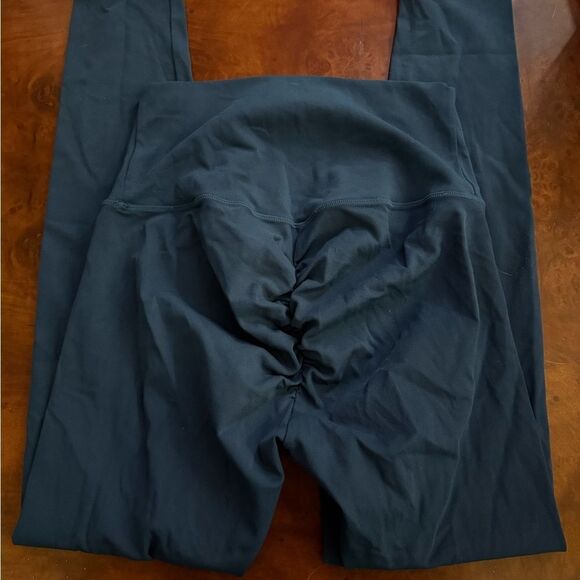 Astoria Activewear Scrunch Butt Leggings Deep Blue Size Large - Picture 2 of 6